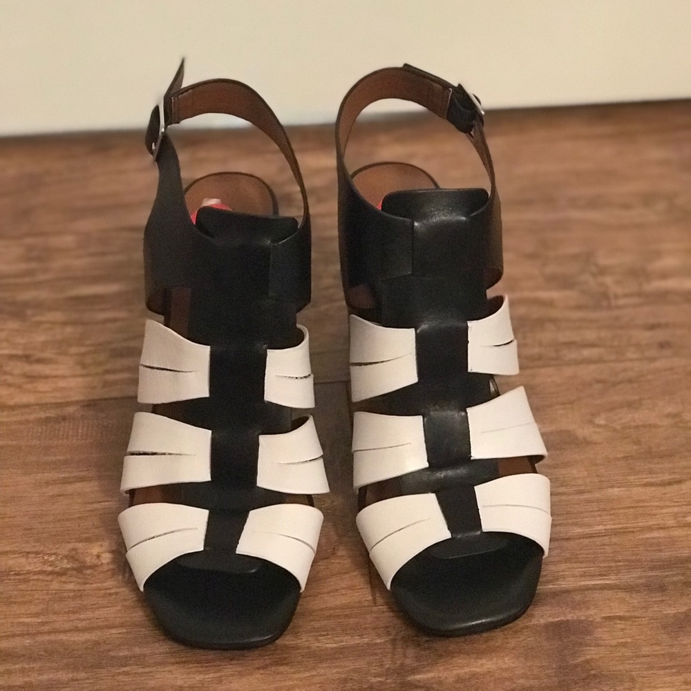 Chic Halston Sandals